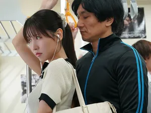 đến nhà con ghệ chơi, nhưng má cô ấy lại trẻ hơn cả con gái mình