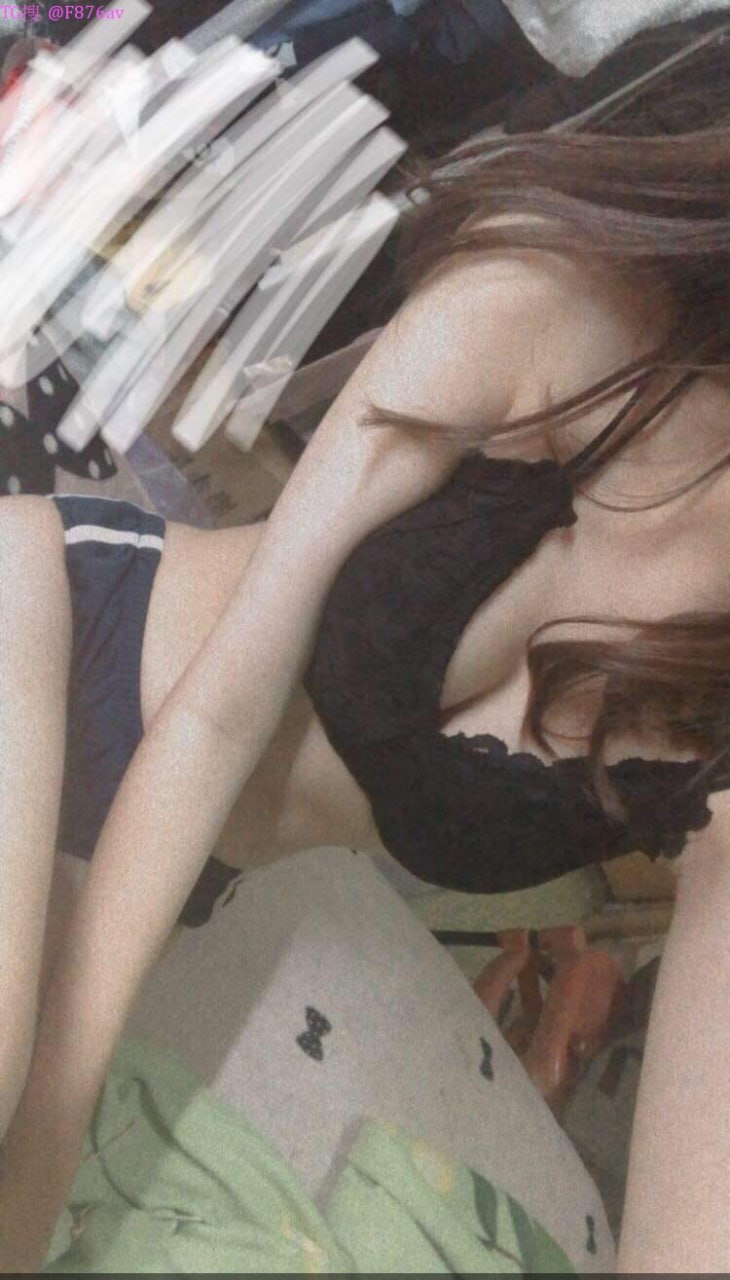 Em người mẫu khỏa thân vú mềm bị anh họa sĩ dâm dục địt