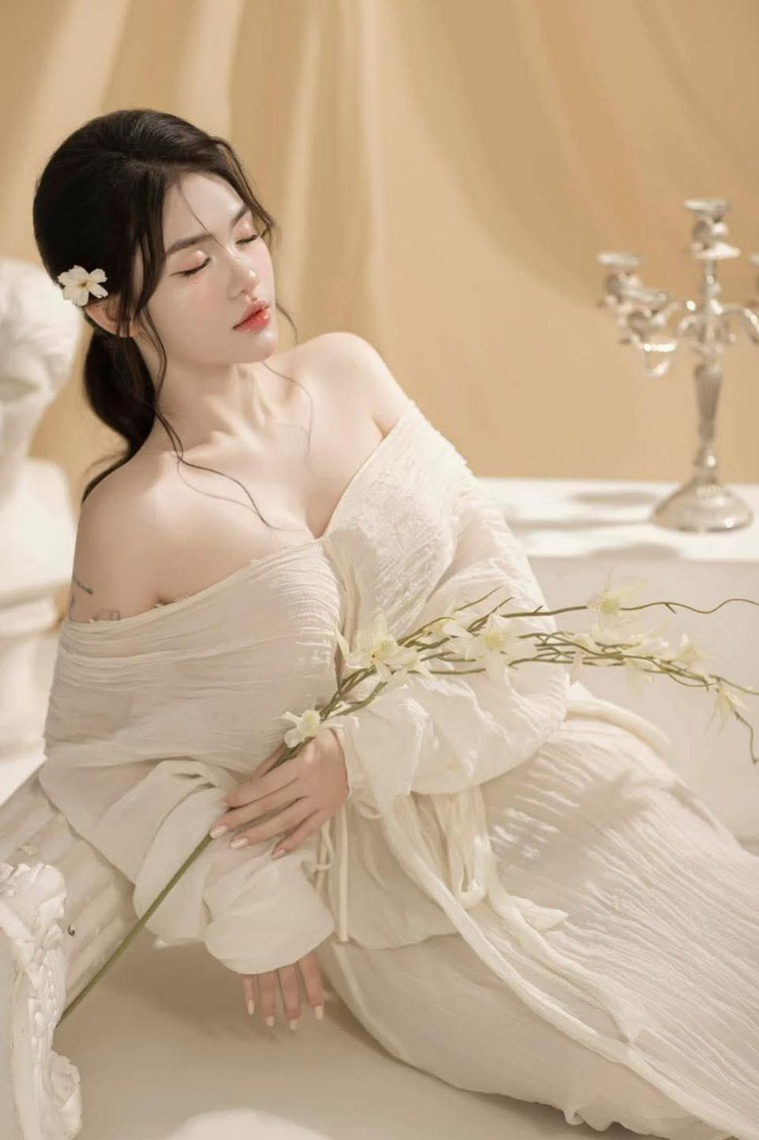 Phang lồn con dâu dễ thương bím hồng